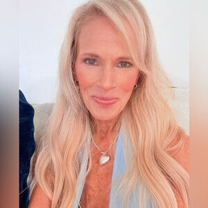 Meet your Posher, Christine. Lover of Brands, ALL things T&Co. & clothing!